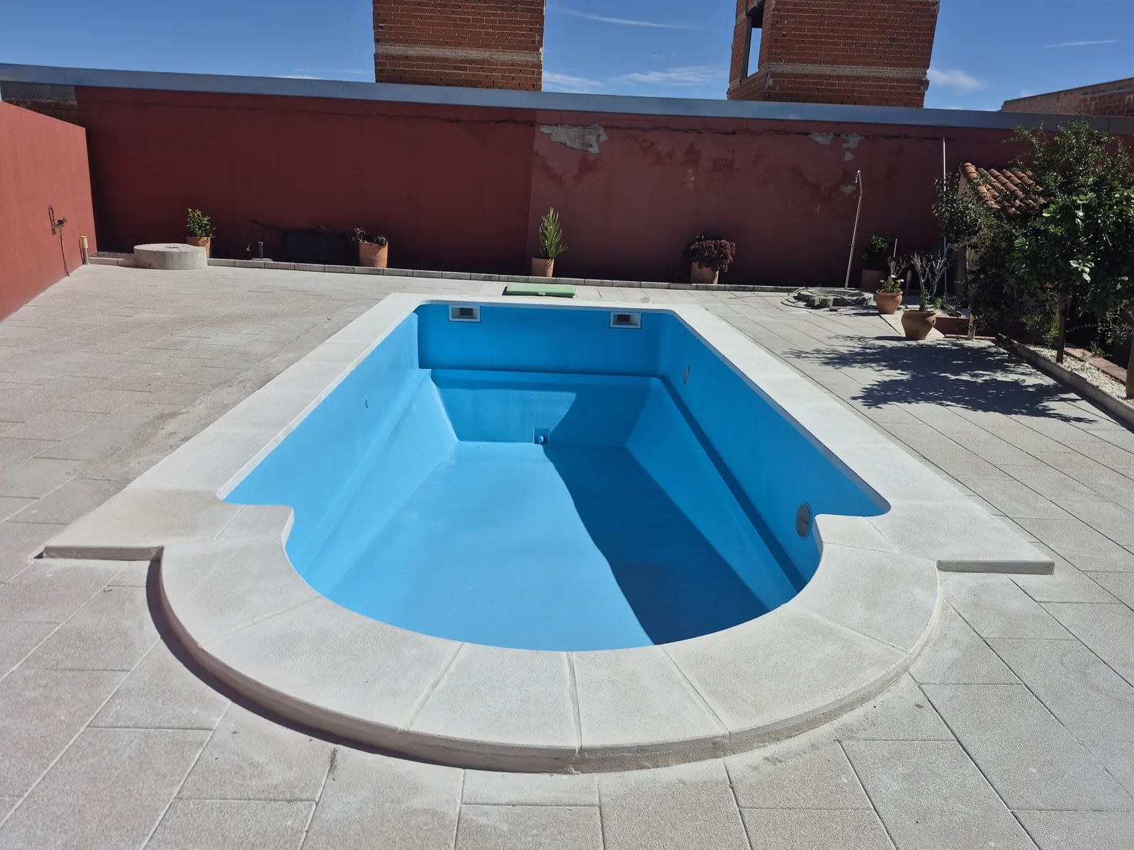 Piscina curva con acabado renovado