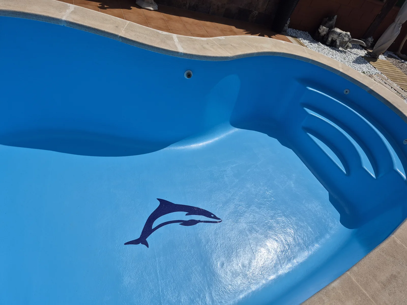 Piscina de forma libre revestida con fibra y poliéster
