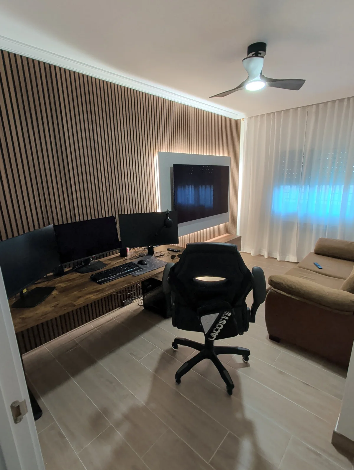 Estudio terminado por Grigore con pared de listones e iluminación